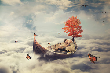 Jeune belle femme solitaire à la dérive sur un bateau au-dessus des nuages. Écran de veille de rêve