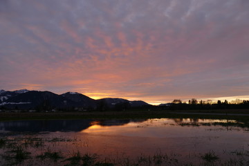 Obraz premium Sonnenuntergang nahe den Alpen