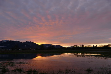 Sonnenuntergang nahe den Alpen