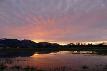 Fototapeta premium Sonnenuntergang nahe den Alpen