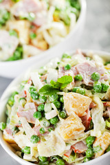 Potato salad with peas and ham