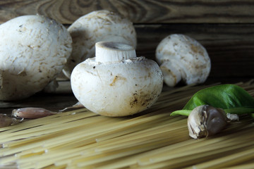 Spaghetti, mushrooms and garlic