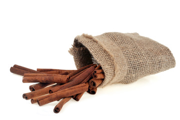 Sac en toile de bâtons de cannelle renversé