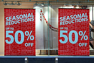 Shop window display in the post christmas sales - 99001781