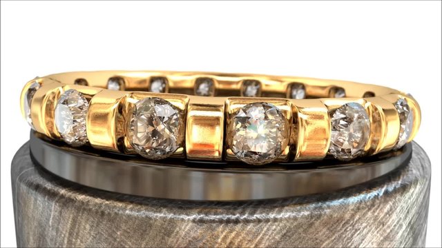 Diamantenring mit Gold auf Drehscheibe