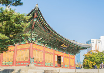 Fototapeta premium Beautiful Architecture in Deoksugung Palace at Seoul city , Kore