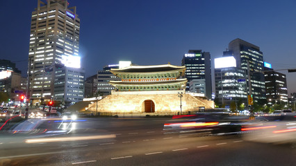 Fototapeta na wymiar SEOUL,SOUTH KOREA 2015 OCT 28 - Seoul city and Dongdaemun gate (