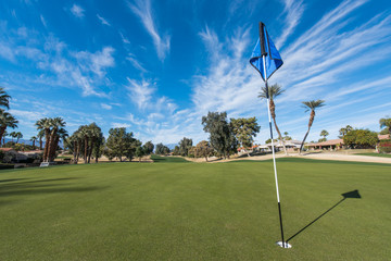 Obraz premium Golf course green with flag in hole
