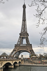 Fototapeta na wymiar Parigi, la Tour Eiffel in Autunno