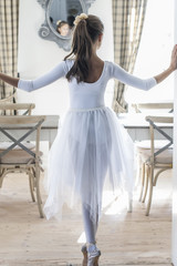 młoda baletnica w białym stroju 