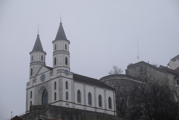 Kirche mit Festunf im Nebel

