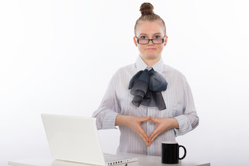 Junge Frau im Büro mit Laptop, Kaffeetasse und Brille - Hintergrund weiss