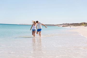 Fototapeta premium Romantic young couple on the beach