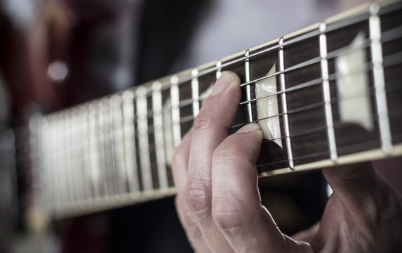 Dedos sobre diapas&oacute;n de guitarra