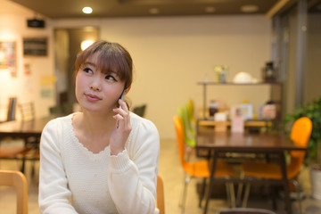 カフェでくつろぐ女性