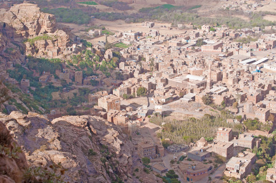 La valle di Shibam vista dalla città fortificata di Kawkaban, Yemen