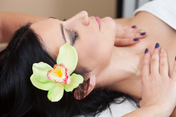 Obraz na płótnie Canvas Getting a massage at a beauty salon