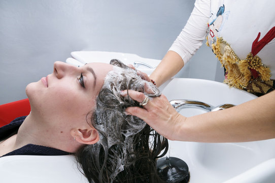 Ragazza si lava i capelli dalla parrucchiera