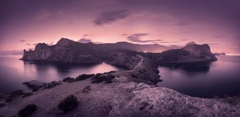 Foto op Plexiglas Aubergine Prachtig nachtlandschap met bergen, zee en sterrenhemel