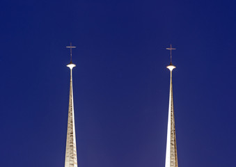 Krzyże na szczycie wież
