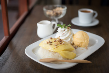 Thai dessert : mango and sticky rice with icecream