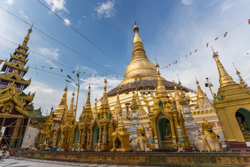 Fototapeta premium atmosphere of dusk at Shwedagon pagoda in Yangon, Myanmar