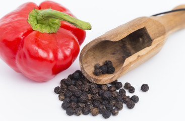 Schwarzer Pfeffer und Peperoni