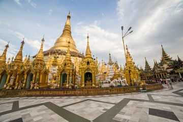 Fototapeta premium atmosfera zmierzchu w pagodzie Shwedagon w Yangon, Myanmar