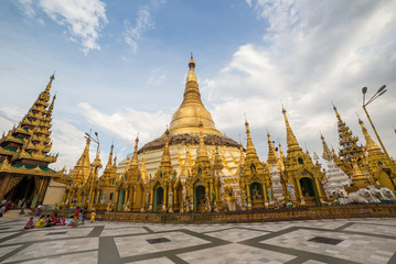 Fototapeta premium atmosphere of dusk at Shwedagon pagoda in Yangon, Myanmar