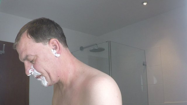 Mann rasiert sich das Gesicht