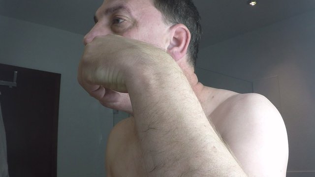 Mann k&uuml;rzt seine Haare in der Nase