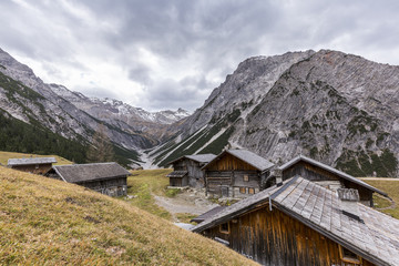 Fototapeta na wymiar Bergdorf, Pfafflar, Hahntennjoch im Herbst, Tirol, Österreich