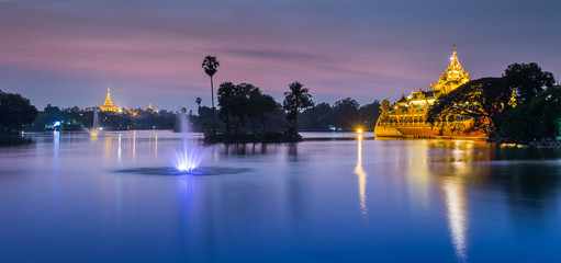 Fototapeta premium atmosphere of dusk at Shwedagon pagoda in Yangon, Myanmar