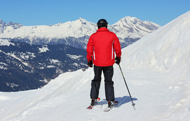 Fototapeta na wymiar Skifahrer auf Ziehweg