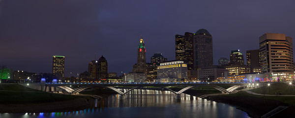 Fototapeta premium A panoramic view of the Columbus Skyline with the newly contoured Scioto River Bank