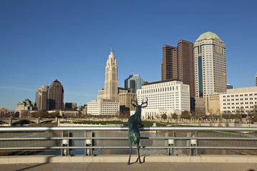 COLUMBUS, OHIO - OCTOBER 25, 2015:  The iconic deer statue stands on the Rich Street Bridge gazing at the city of Columbus. - obrazy, fototapety, plakaty