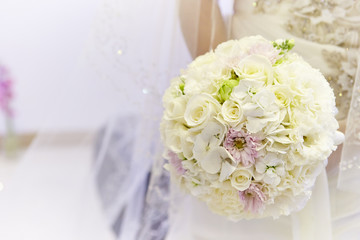 ブーケを持つ新婦