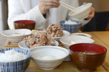 唐揚げ定食　鶏の唐揚げ　定食