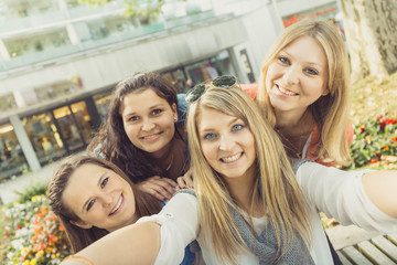 Vier junge Frauen machen ein Selfie