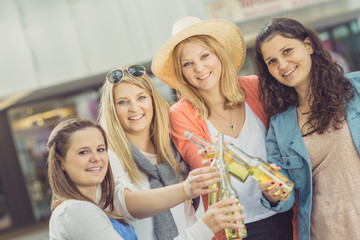 Vier junge Frauen mit Limonade