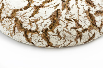 Frisches Roggenbrot auf weißem Hintergrund
