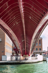 Naklejka premium Under the Costituzione Bridge in Venice, Italy
