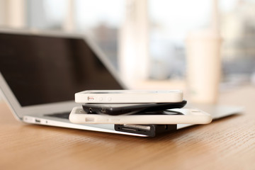 Notebook und Smartphone