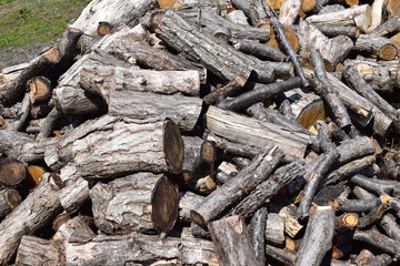 積まれた たきぎ／山形県の庄内地方で、薪ストーブ用の燃料に使用する為に積まれた、たきぎを撮影した写真です。