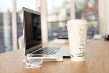 Notebook und Kaffeebecher