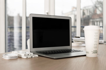 Notebook und Kaffeebecher