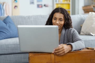 frau plant eine reise und informiert sich im internet