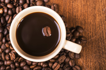tazzina di caffè nero con chicco