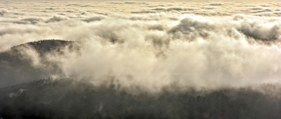 Obraz premium Wolkenbehangene Berge