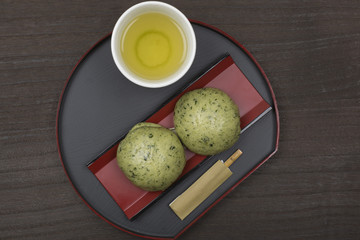 俯瞰撮影のよもぎ饅頭